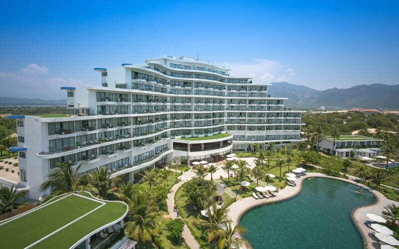 Tòa nhà 10 tầng của Riviera Resort Cam Ranh