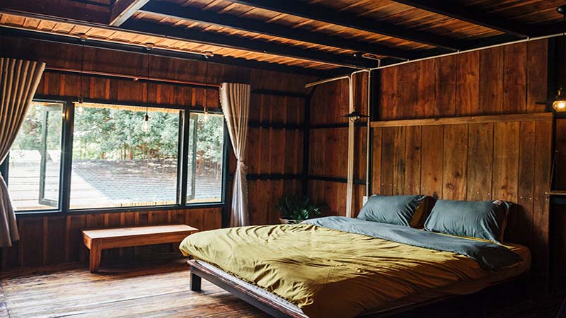 phòng ngủ nhà sàn view biển Đảo Hoa Vàng Villa