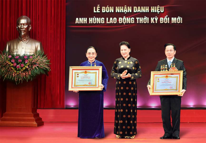 Lê Văn Kiểm - Trần Cẩm Nhung nhận danh hiệu Anh hùng Lao Động thời kỳ đổi mới