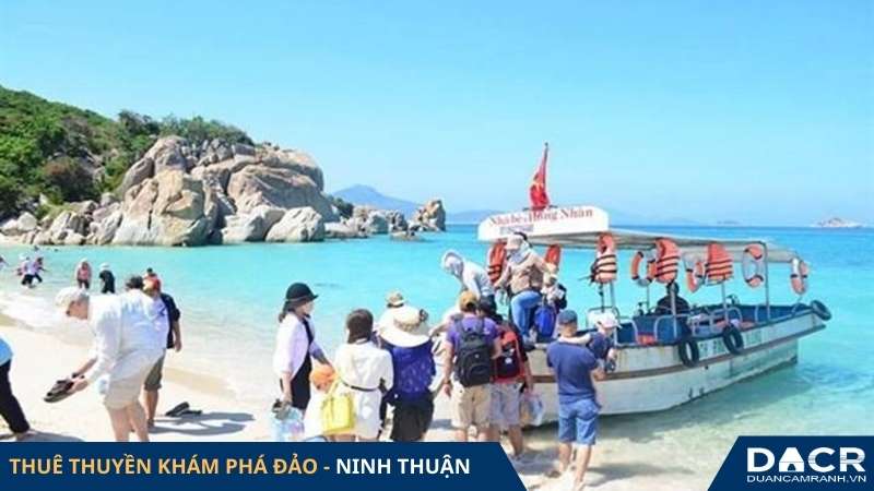 Thuê thuyền khám phá đảo Ninh Thuận